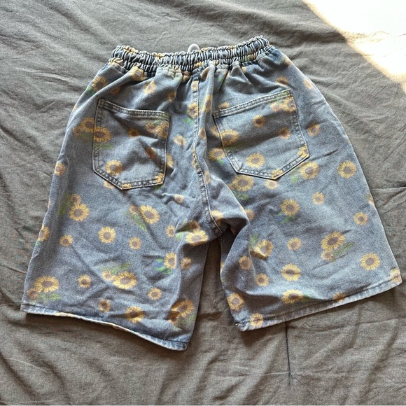 COPPING ZONE SUNFLOWER DENIM SHORTS - Picture 3 of 5